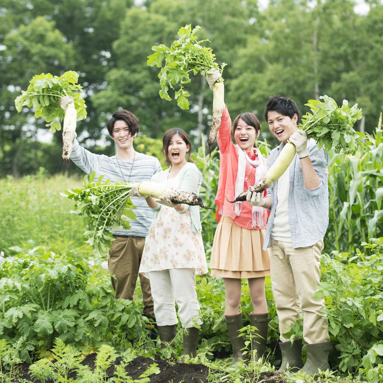 農業をする大学生.jpg